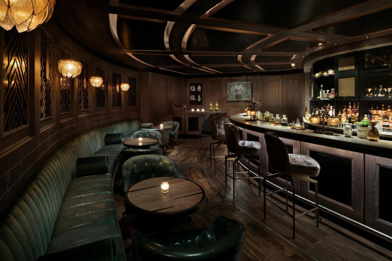 Hotel Rosewood Abu Dhabi Exterior foto The bar at the London Edition
